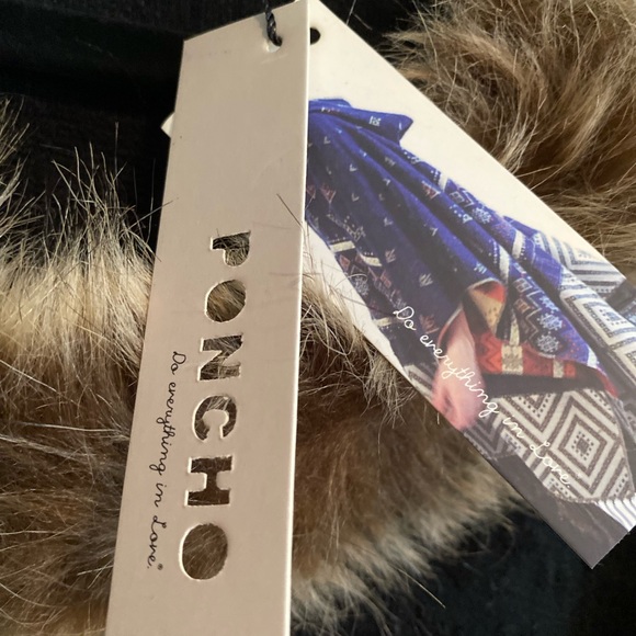 NWT Do anything in love black poncho with faux fur trim, one size - Picture 4 of 10